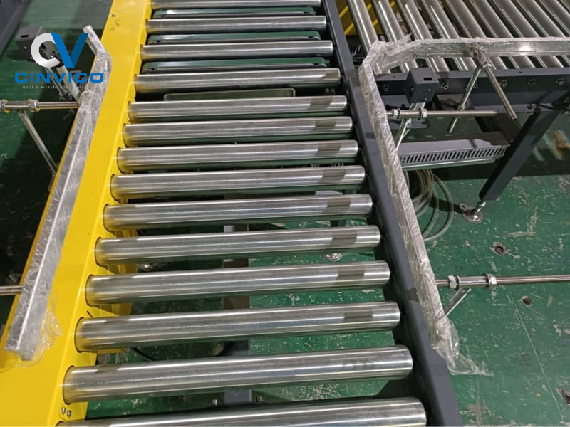 Băng tải con lăn xích là gì?