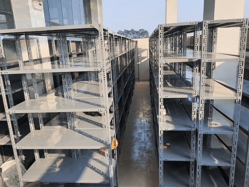 Chuẩn bị dụng cụ để làm kệ sắt V lỗ