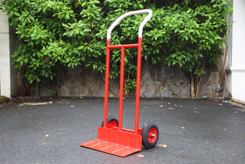 So sánh xe đẩy 2 bánh và xe đẩy 4 bánh: Nên sử dụng loại nào?