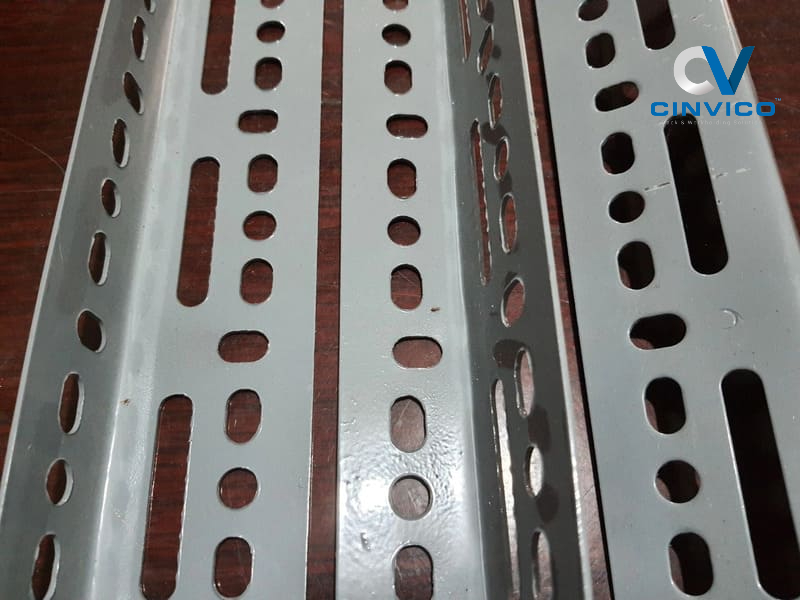 So sánh sự khác nhau giữa kệ V lỗ và kệ trung tải