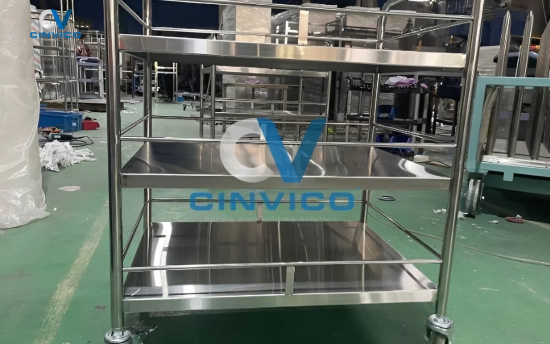 Ứng dụng thực tế của xe đẩy inox 3 tầng trong nhà bếp và y tế